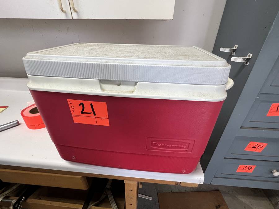 Sold at Auction: rubbermaid cooler on wheels 50 quart